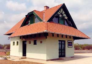 Kezelőépület és bemutató szoba